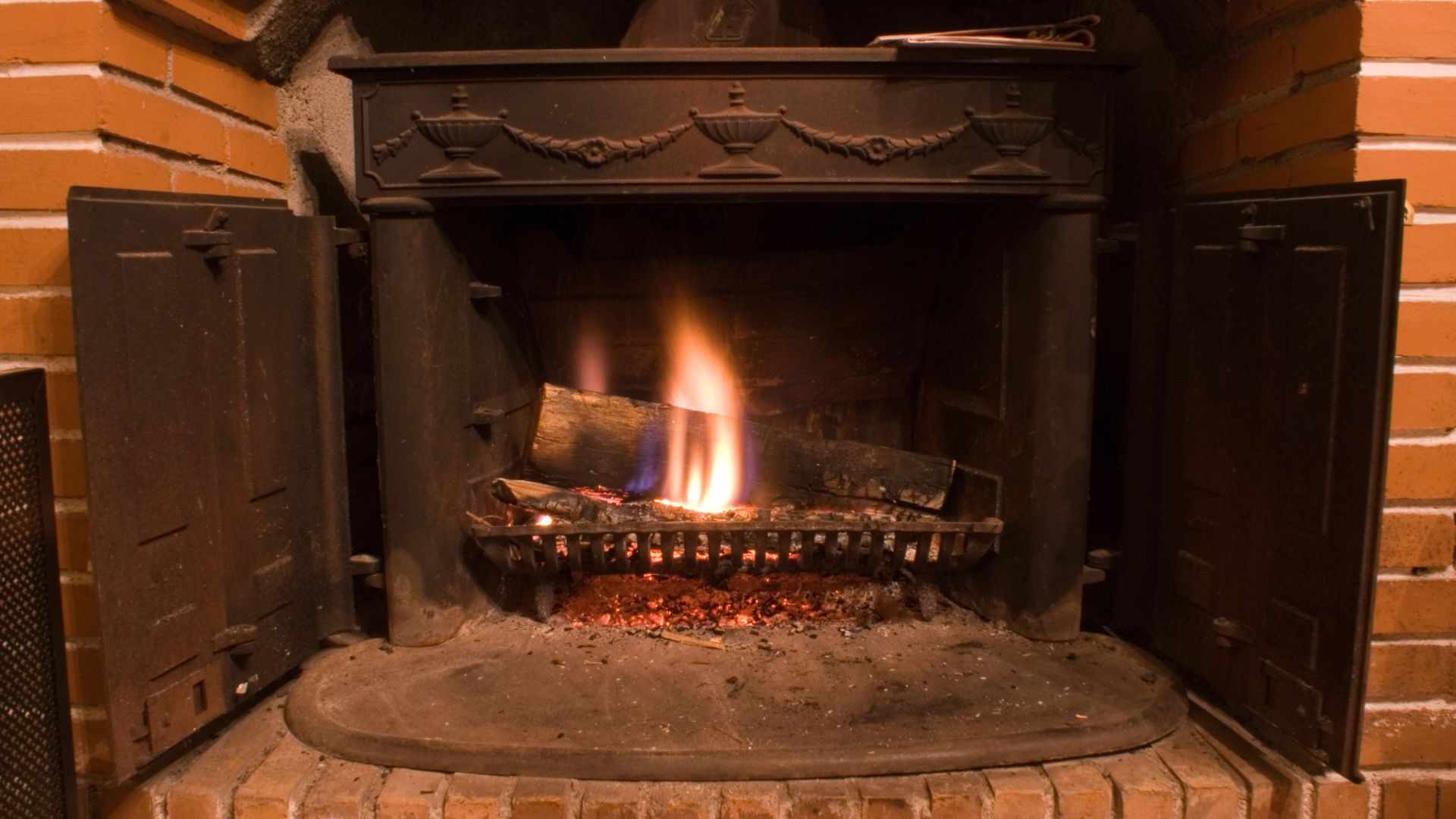 Wood-Burning vs. Gas Fireplaces: Maintenance Tips for Each Type - Reliant Chimney Sweeps